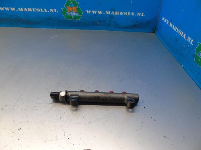 Fuel injector nozzle from a Kia Rio III (UB) 1.1 CRDi VGT 12V 2014