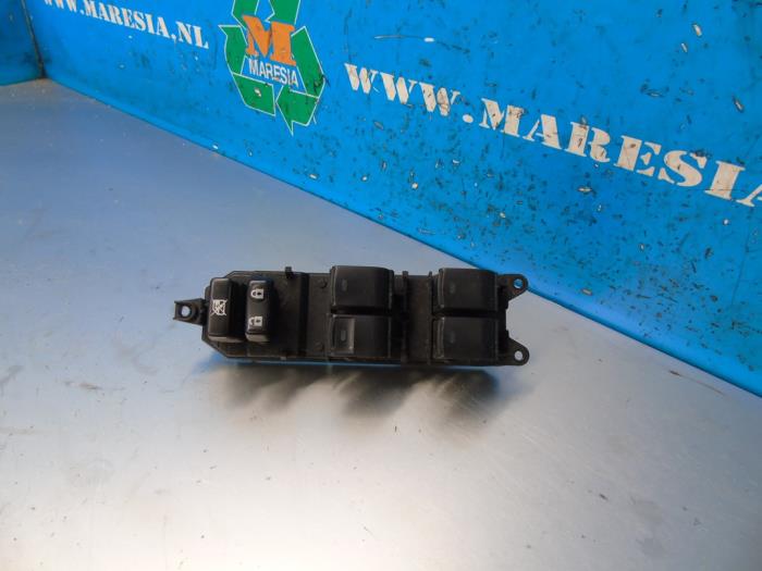 Usados Interruptor combinado de ventanillas Lexus CT 200h 1.8 16V Precio € 63,00 Norma de margen ofrecido por Maresia Auto Recycling B.V.