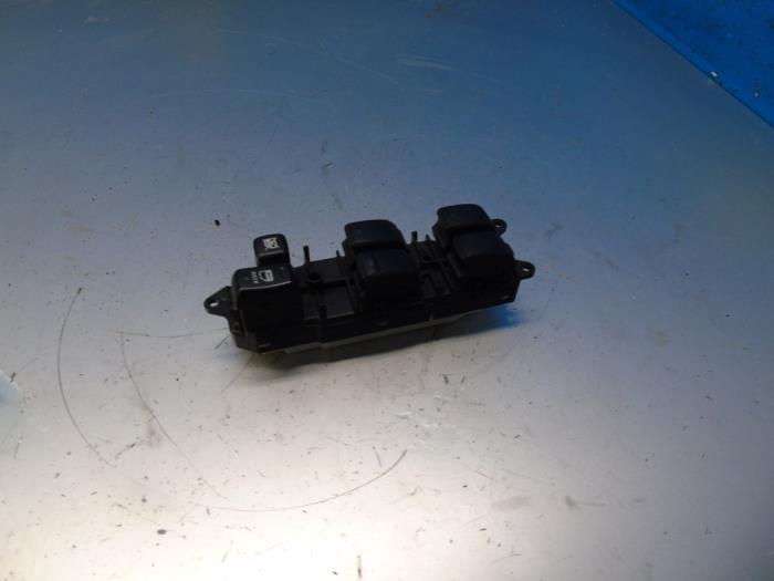 Usados Interruptor combinado de ventanillas Lexus IS (E2) 220d 16V Precio € 68,25 Norma de margen ofrecido por Maresia Auto Recycling B.V.