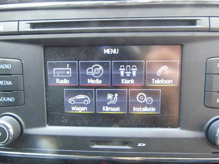 Radio CD player from a Seat Leon (5FB) 1.2 TSI Ecomotive 16V 2014