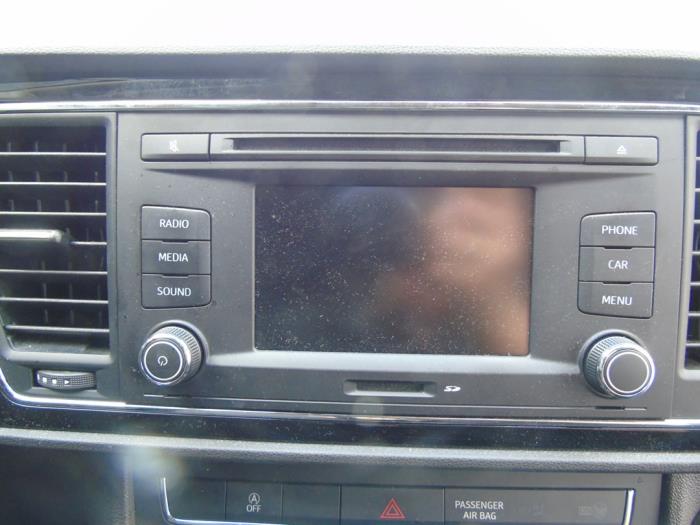 Radio CD player from a Seat Leon (5FB) 1.2 TSI Ecomotive 16V 2014
