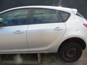 Usagé Portière 4portes arrière gauche Opel Astra J (PC6/PD6/PE6/PF6) 1.6 16V Prix € 183,75 Règlement à la marge proposé par Maresia Auto Recycling B.V.