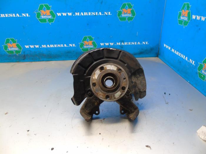 Knuckle, front right from a Seat Ibiza ST (6J8) 1.6 TDI 90 2013