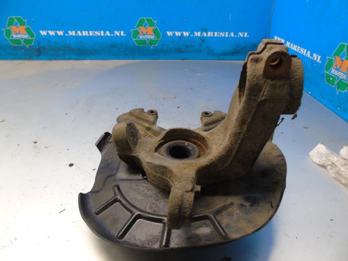 Knuckle, front right from a Seat Ibiza ST (6J8) 1.6 TDI 90 2013