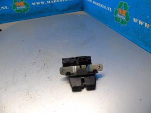 Begagnade Låsmekanism, baklucka Ford Fiesta 6 (JA8) 1.5 TDCi Pris € 31,50 Marginaltabell erbjuds av Maresia Auto Recycling B.V.