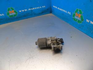 Used Front wiper motor Renault Twingo II (CN) 1.2 16V Price € 36,75 Margin scheme offered by Maresia Auto Recycling B.V.