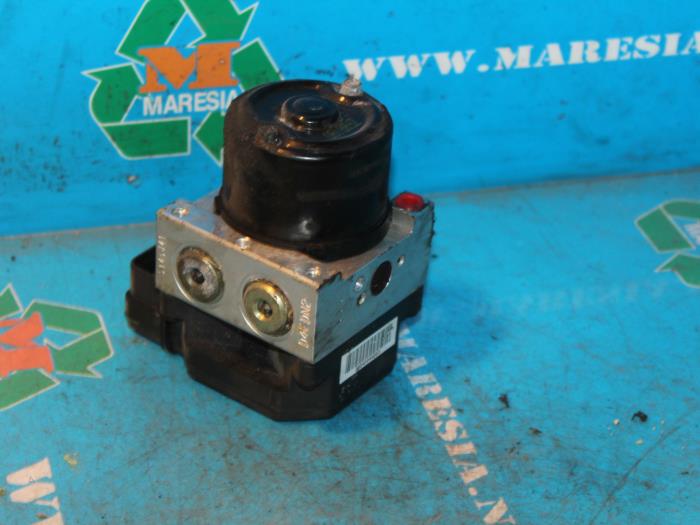 Used ABS pump Kia Carens II (FJ) 2.0 CRDI 16V Price € 78,75 Margin scheme offered by Maresia Auto Recycling B.V.