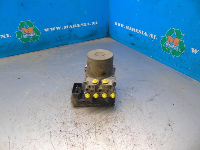 Begagnade ABS-pump Toyota RAV4 (A3) 2.2 D-4D-F 16V 4x4 Pris € 210,00 Marginaltabell erbjuds av Maresia Auto Recycling B.V.