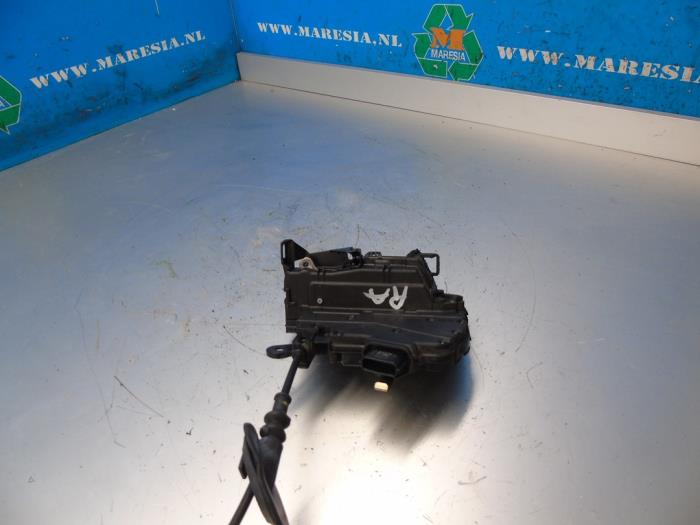 Rear door mechanism 4-door, right from a Renault Clio IV (5R) 0.9 Energy TCE 90 12V 2015