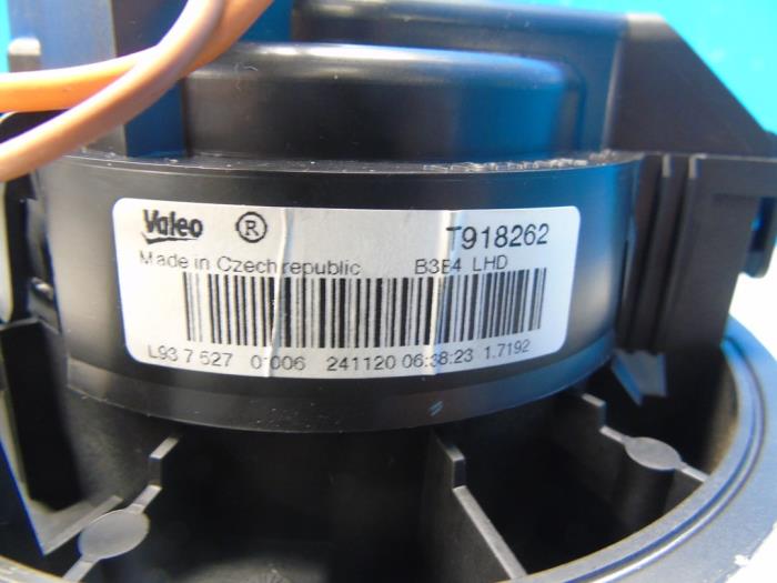 Heating and ventilation fan motor from a Toyota Aygo (B40) 1.0 12V VVT-i 2021