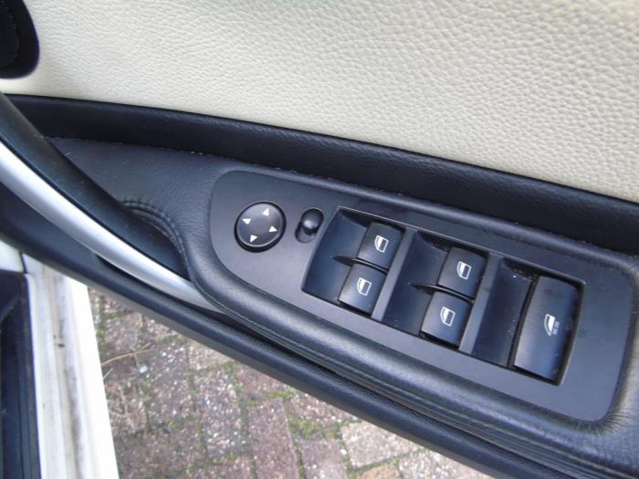 Mecanismo de ventanilla de 2 puertas izquierda detrás de un BMW 1 serie (E88) 118i 16V 2010