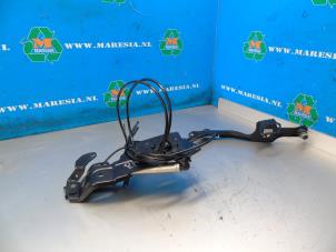 Used Convertible top hinge BMW 1 serie (E88) 118i 16V Price € 262,50 Margin scheme offered by Maresia Auto Recycling B.V.