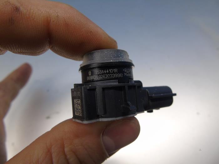 PDC Sensor from a Renault Clio IV (5R) 1.5 Energy dCi 110 FAP 2017