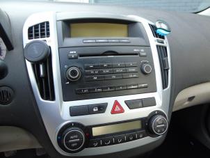 Usados Reproductor de CD y radio Kia Cee'd (EDB5) 1.6 CRDi 16V Precio € 89,25 Norma de margen ofrecido por Maresia Auto Recycling B.V.