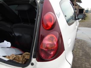 Usados Luz trasera derecha Peugeot 107 1.0 12V Precio € 31,50 Norma de margen ofrecido por Maresia Auto Recycling B.V.