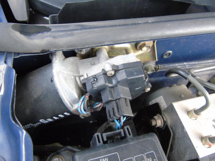 Motor limpiaparabrisas delante de un Mazda MX-5 (NB18/35/8C) 1.6i 16V 2001