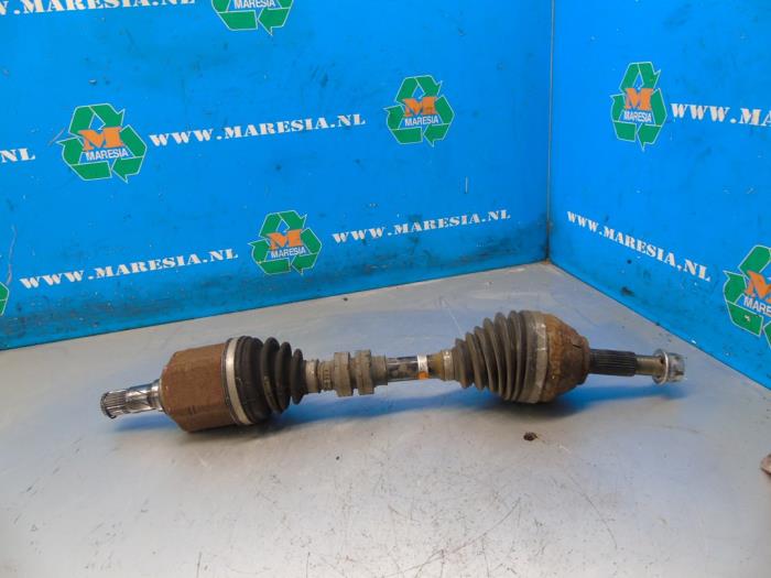 Front drive shaft, left from a Nissan Qashqai (J10) 1.6 dCi Pure Drive 2013