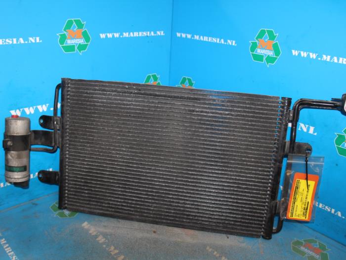 Usagé Radiateur clim Volkswagen Bora (1J2) 1.6 16V Prix € 52,50 Règlement à la marge proposé par Maresia Auto Recycling B.V.