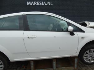 Usagé Portière 2portes droite Fiat Punto Prix € 105,00 Règlement à la marge proposé par Maresia Auto Recycling B.V.