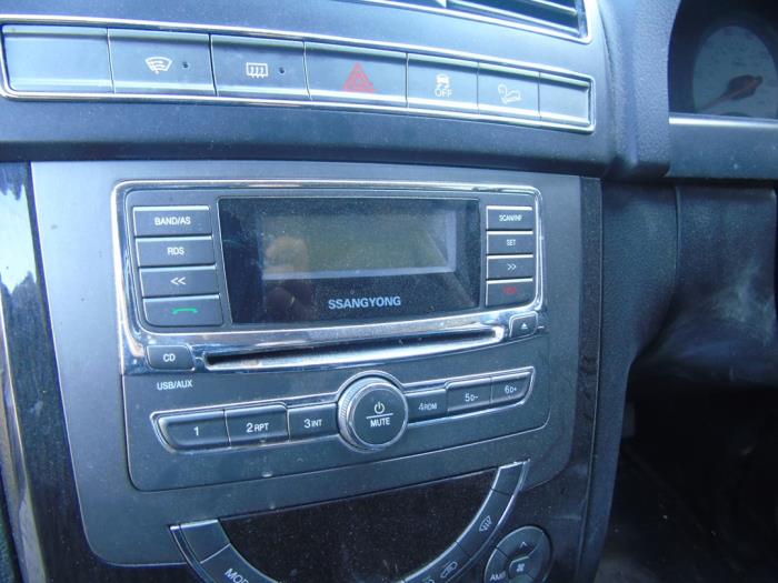 Reproductor de CD y radio de un SsangYong Rexton W 2.0 e-200 Xdi 16V 4WD 2014