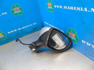 Used Wing mirror, right Renault Clio IV Estate/Grandtour (7R) 0.9 Energy TCE 75 12V Price € 78,75 Margin scheme offered by Maresia Auto Recycling B.V.