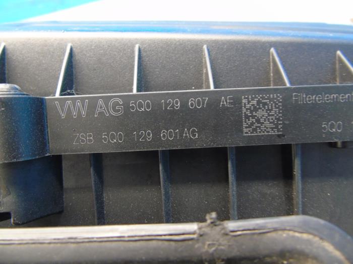 Cuerpo de filtro de aire de un Volkswagen Passat Variant (3G5) 1.6 TDI 16V 2017