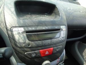 Usados Reproductor de CD y radio Peugeot 107 1.0 12V Precio € 52,50 Norma de margen ofrecido por Maresia Auto Recycling B.V.