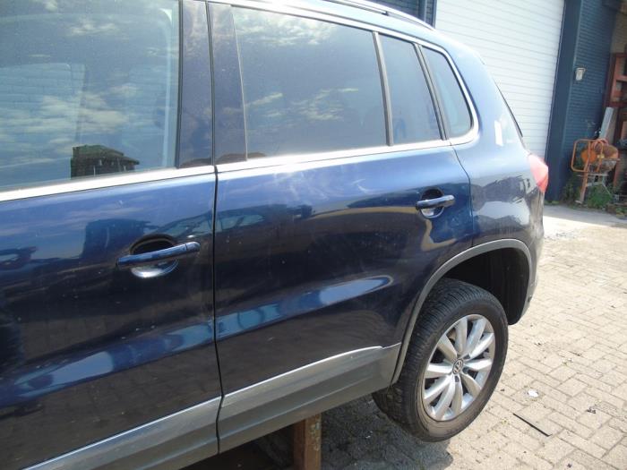 Rear door 4-door, left from a Volkswagen Tiguan (5N1/2) 2.0 TDI 16V Blue Motion 2014