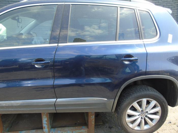 Tür 4-türig links hinten van een Volkswagen Tiguan (5N1/2) 2.0 TDI 16V Blue Motion 2014