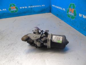 Used Front wiper motor Renault Clio III Estate/Grandtour (KR) 1.2 16V 75 Price € 73,50 Margin scheme offered by Maresia Auto Recycling B.V.
