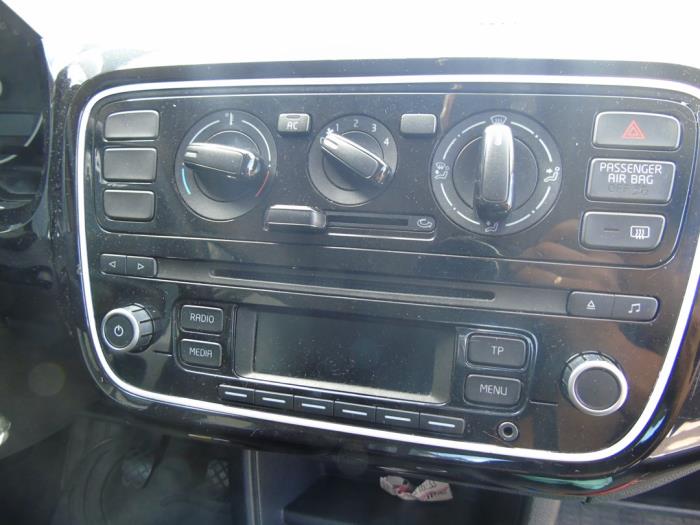 Radio CD player from a Volkswagen Up! (121)  2012