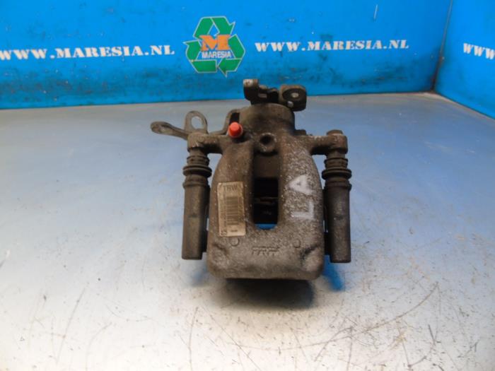 Gebrauchte Bremszange links hinten Peugeot Partner (GC/GF/GG/GJ/GK) 1.6 BlueHDi 100 Preis € 26,25 Margenregelung angeboten von Maresia Auto Recycling B.V.