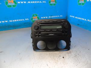 Używane Radioodtwarzacz CD Mazda MX-5 (NC18/1A) 2.0i 16V Cena na żądanie oferowane przez Maresia Auto Recycling B.V.