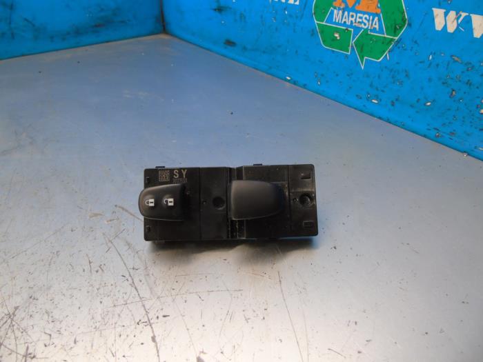 Usagé Commodo Nissan Juke (F16) 1.0 DIG-T 12V Prix € 36,75 Règlement à la marge proposé par Maresia Auto Recycling B.V.
