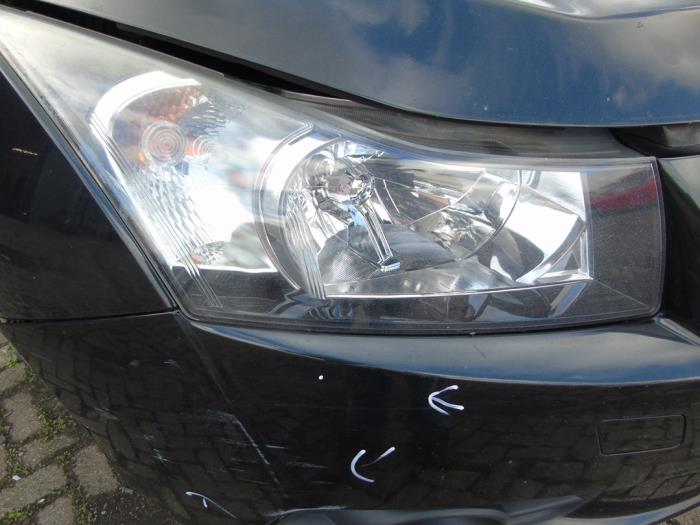 Używane Reflektor prawy Chevrolet Cruze (300) 2.0 D 16V Cena € 78,75 Procedura marży oferowane przez Maresia Auto Recycling B.V.