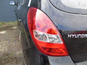 Usagé Feu arrière gauche Hyundai i20 1.2i 16V Prix € 47,25 Règlement à la marge proposé par Maresia Auto Recycling B.V.