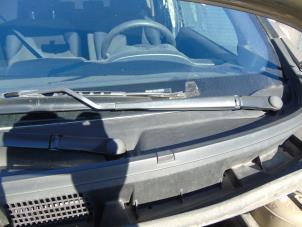 Used Wiper mechanism Nissan Note (E11) 1.4 16V Price € 52,50 Margin scheme offered by Maresia Auto Recycling B.V.