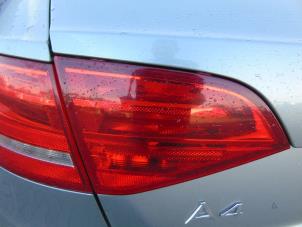Usagé Feu arrière gauche Audi A4 Avant (B8) 2.0 TDI 16V Prix € 42,00 Règlement à la marge proposé par Maresia Auto Recycling B.V.