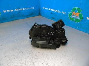 Gebrauchte Türschlossmechanik 4-türig links vorne Skoda Karoq 1.5 TSI 16V Preis € 49,88 Margenregelung angeboten von Maresia Auto Recycling B.V.
