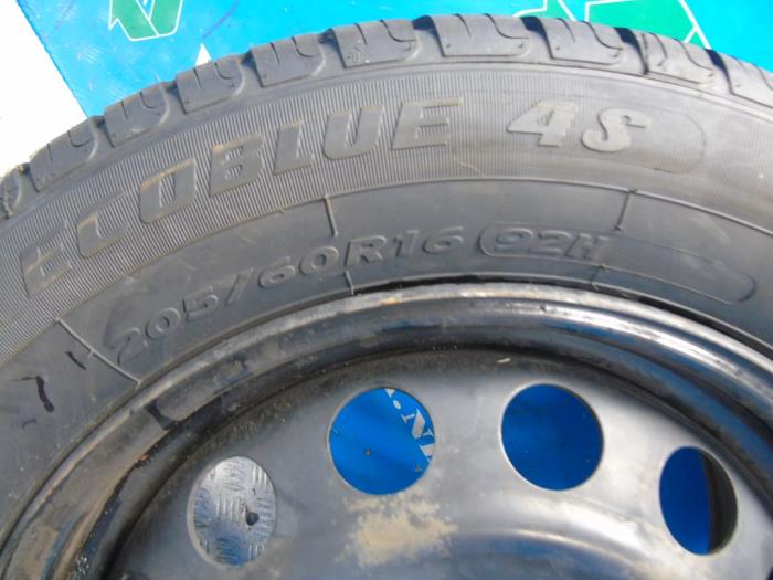 Wheel + tyre from a Citroën Berlingo 1.5 BlueHDi 100 2019