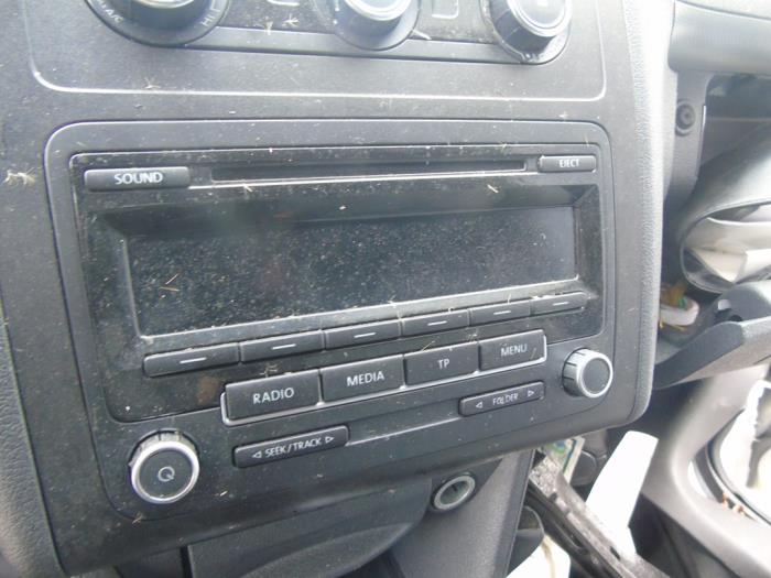 Radioodtwarzacz CD z Volkswagen Caddy III (2KA,2KH,2CA,2CH) 1.6 TDI 16V 2013