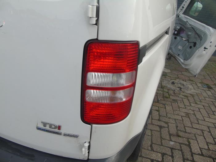 Feu arrière droit d'un Volkswagen Caddy III (2KA,2KH,2CA,2CH) 1.6 TDI 16V 2013