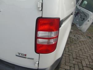 Usagé Feu arrière droit Volkswagen Caddy III (2KA,2KH,2CA,2CH) 1.6 TDI 16V Prix € 42,00 Règlement à la marge proposé par Maresia Auto Recycling B.V.