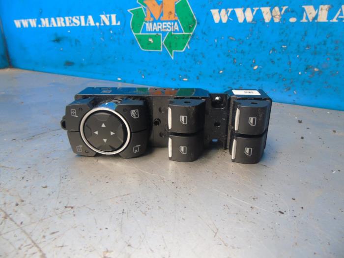 Usados Interruptor combinado de ventanillas Ford EcoSport (JK8) 1.0 EcoBoost 12V 125 Precio € 73,50 Norma de margen ofrecido por Maresia Auto Recycling B.V.
