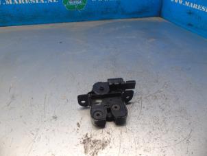 Used Tailgate lock mechanism Renault Clio IV Estate/Grandtour (7R) 0.9 Energy TCE 75 12V Price € 36,75 Margin scheme offered by Maresia Auto Recycling B.V.