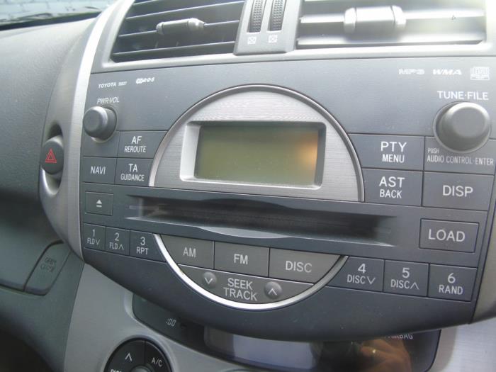 Radio CD Spieler van een Toyota RAV4 (A3) 2.2 D-4D 16V 4x4 2007