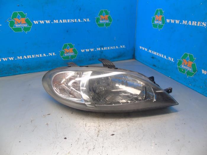 Używane Reflektor prawy Chevrolet Lacetti (KLAN) 1.6 16V Cena € 52,50 Procedura marży oferowane przez Maresia Auto Recycling B.V.