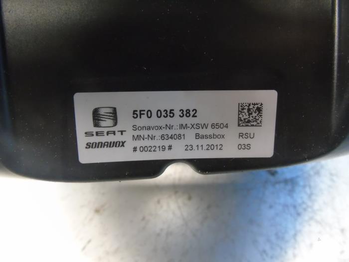 Subwoofer from a Seat Leon (5FB) 1.4 TSI 16V 2013
