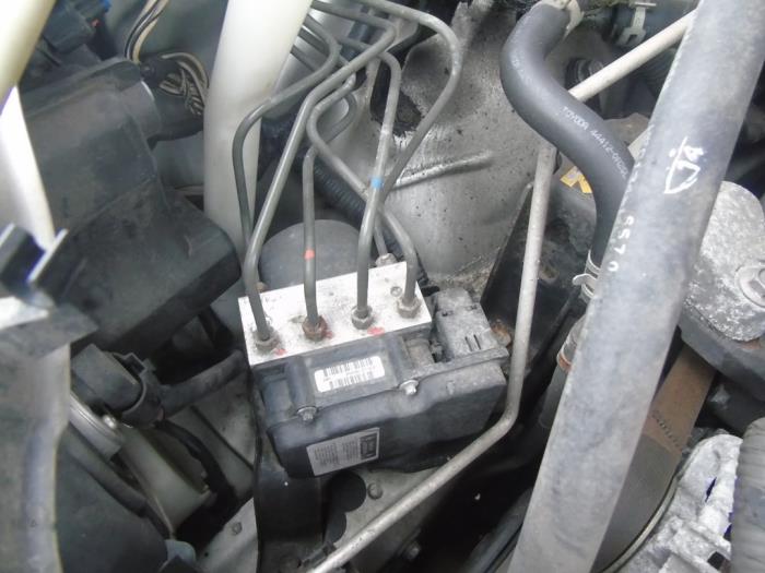 Używane Pompa ABS Toyota Corolla Verso (R10/11) 1.6 16V VVT-i Cena € 105,00 Procedura marży oferowane przez Maresia Auto Recycling B.V.