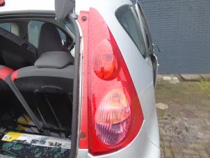 Usados Luz trasera derecha Peugeot 107 1.0 12V Precio € 26,25 Norma de margen ofrecido por Maresia Auto Recycling B.V.